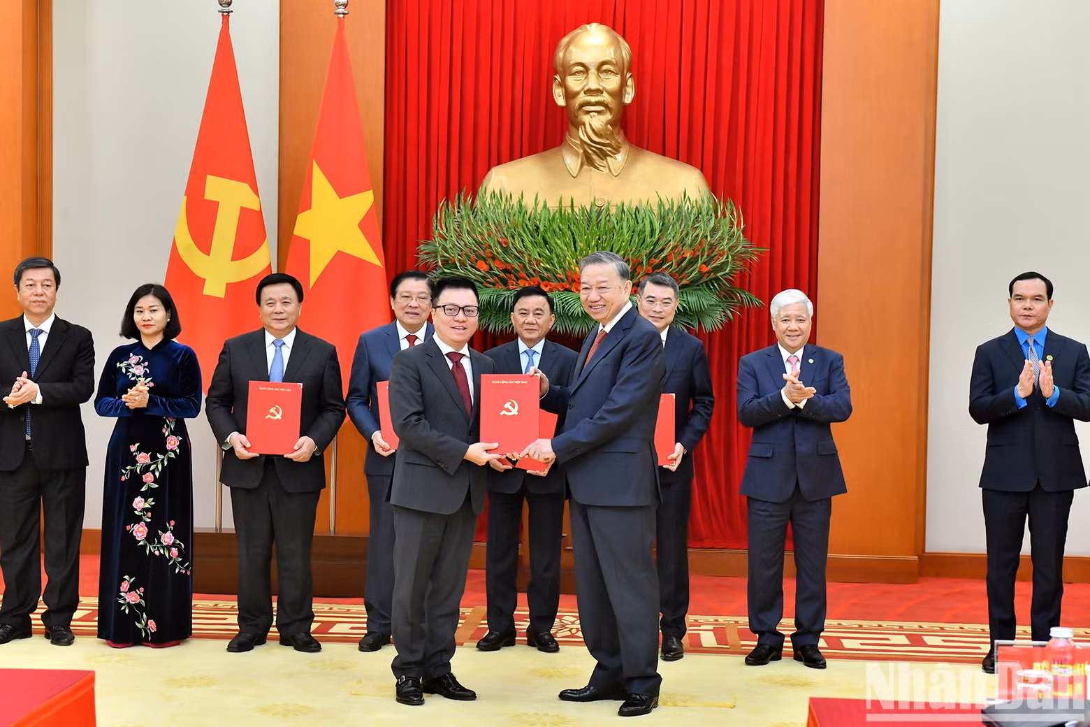 Party General Secretary To Lam presents the Politburo's decision on the functions, tasks, powers, and organisational structure of Nhan Dan (People) Newspaper.