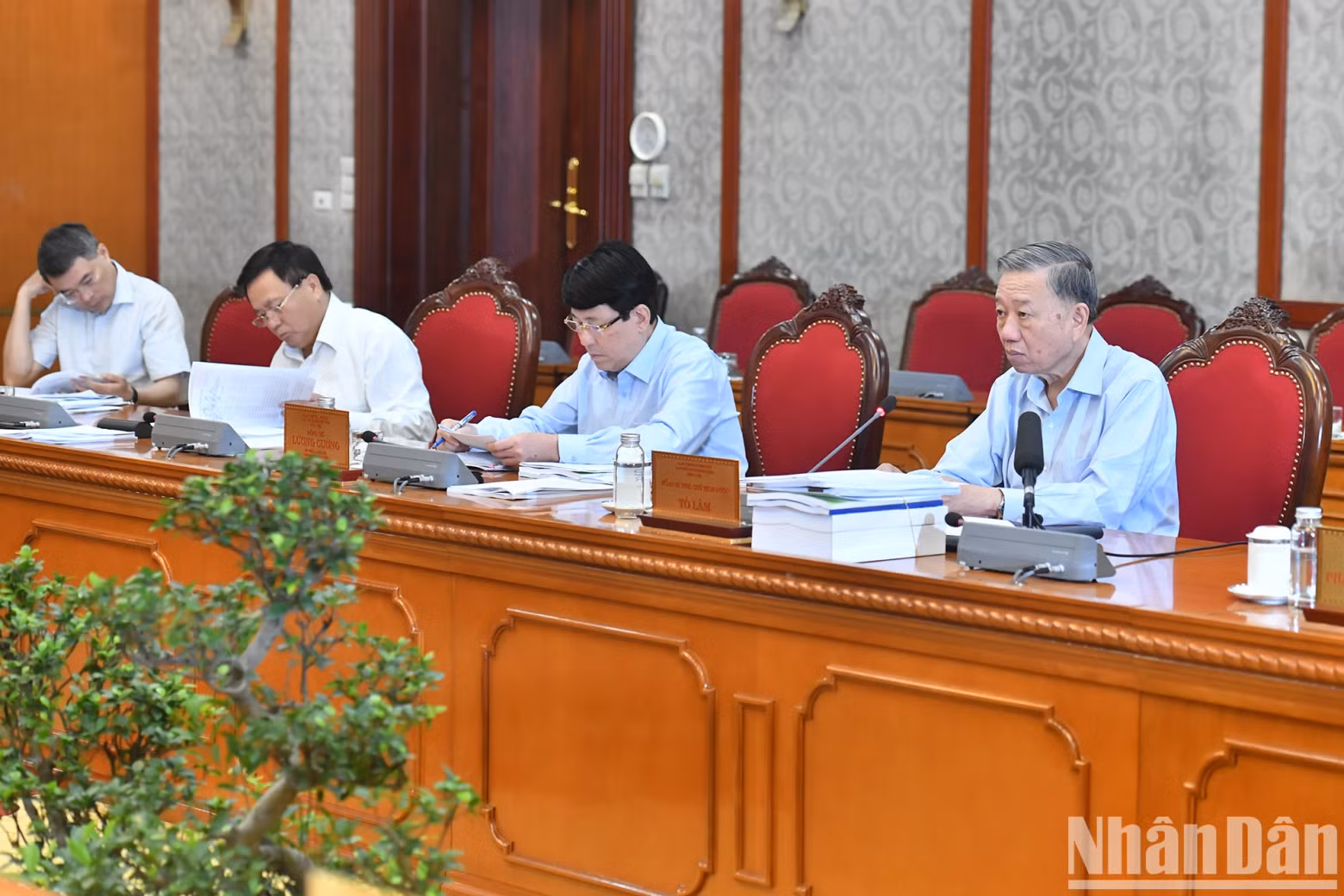 Party General Secretary and President To Lam chairs the meeting.