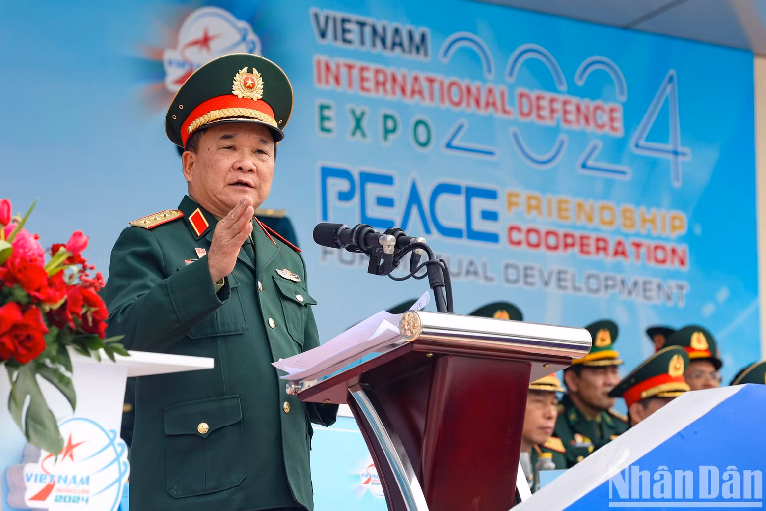 Senior Lieutenant General Hoang Xuan Chien, a member of the Party Central Committee, a Standing Member of the Central Military Commission, and Deputy Minister of National Defence, provides feedback and insights following the rehearsal.