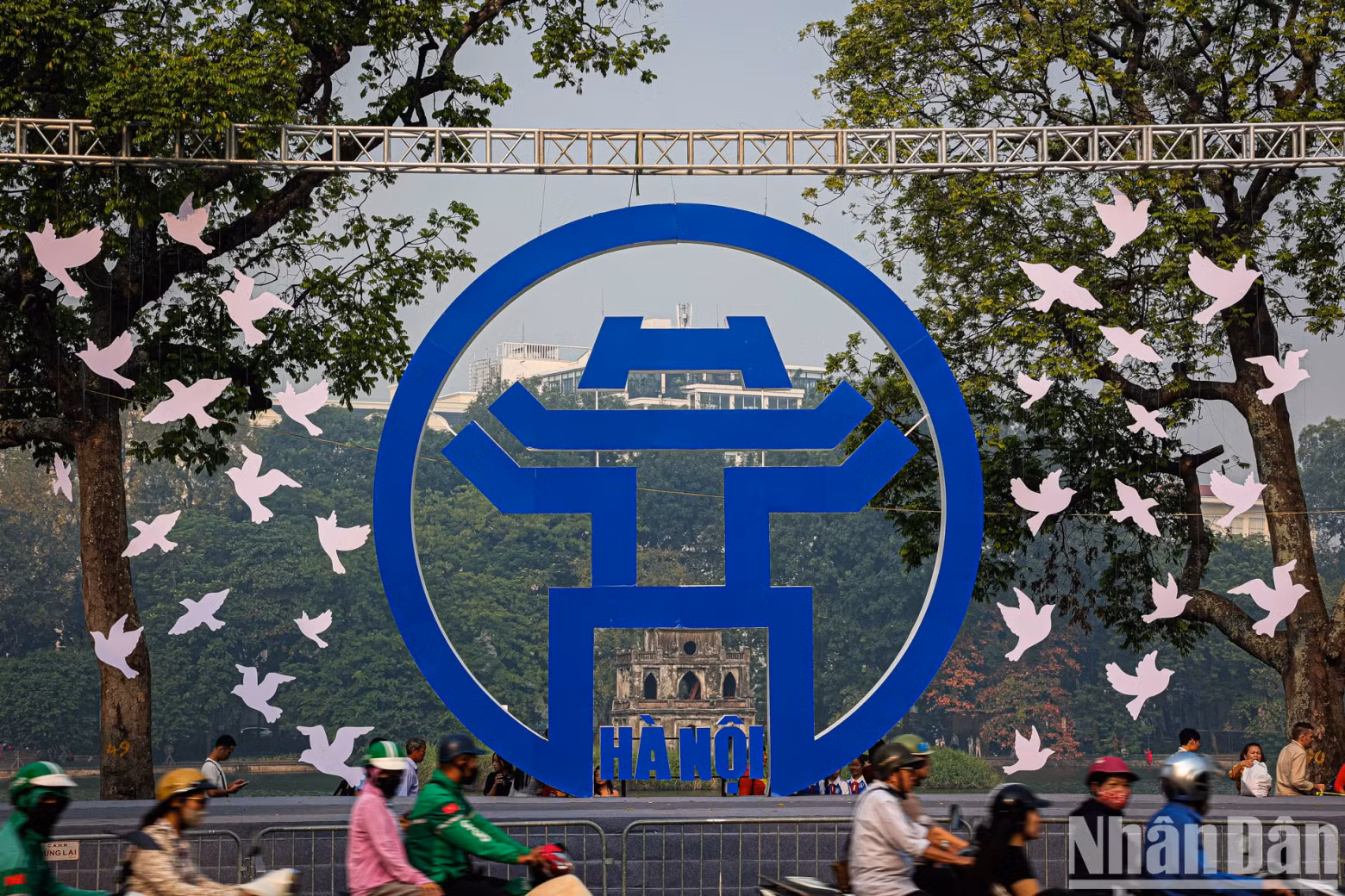 The symbol of Hanoi in front of the statue of King Ly Thai To is a highlight in the area around Hoan Kiem Lake.