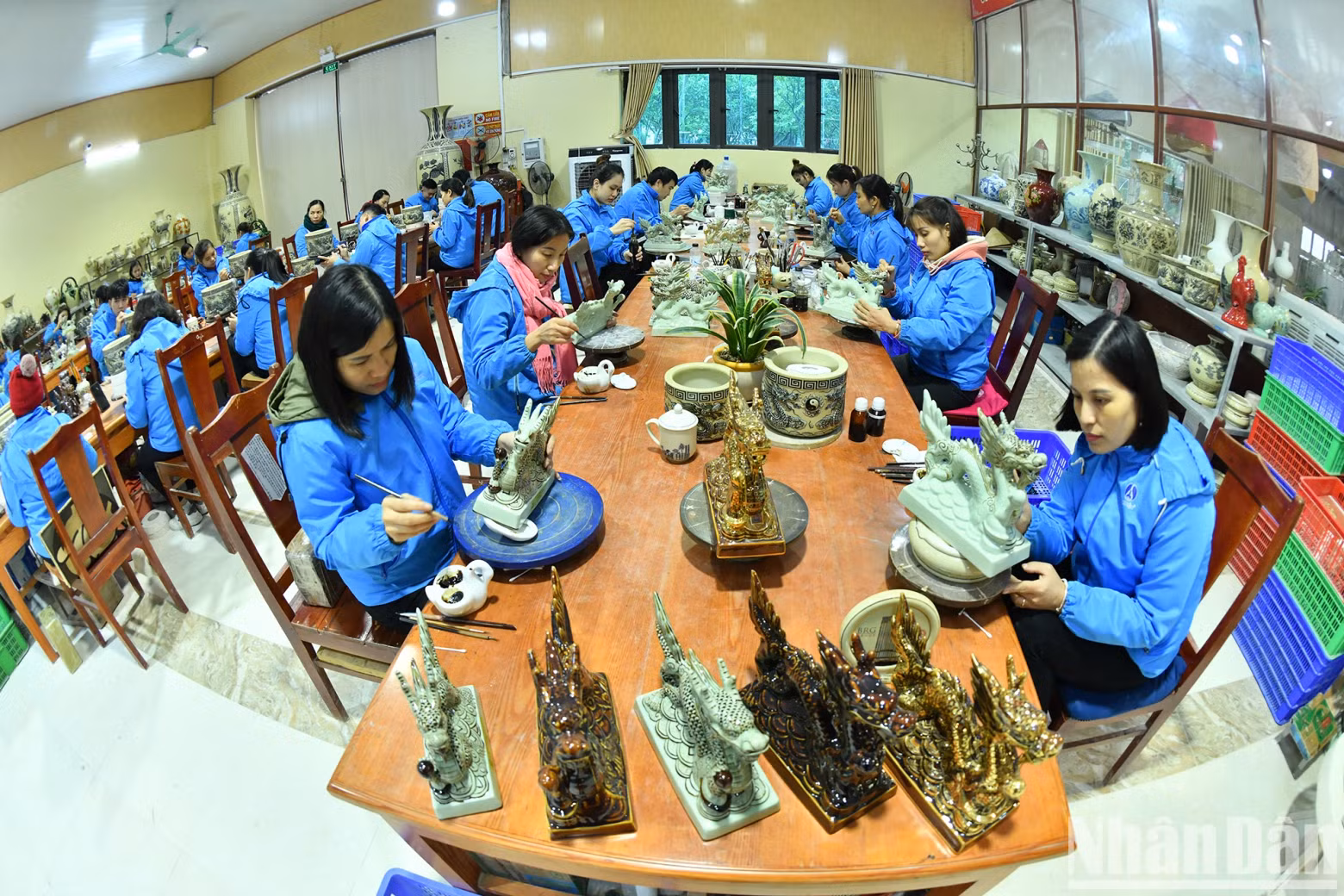 Artisans and workers of Chu Dau Ceramic Joint Stock Company are rushing to produce many sophisticated, durable and beautiful ceramic products to serve the market during the upcoming Lunar New Year. Artisans and workers of Chu Dau Ceramic Joint Stock Company are rushing to produce many sophisticated, durable and beautiful ceramic products to serve the market during the upcoming Lunar New Year.