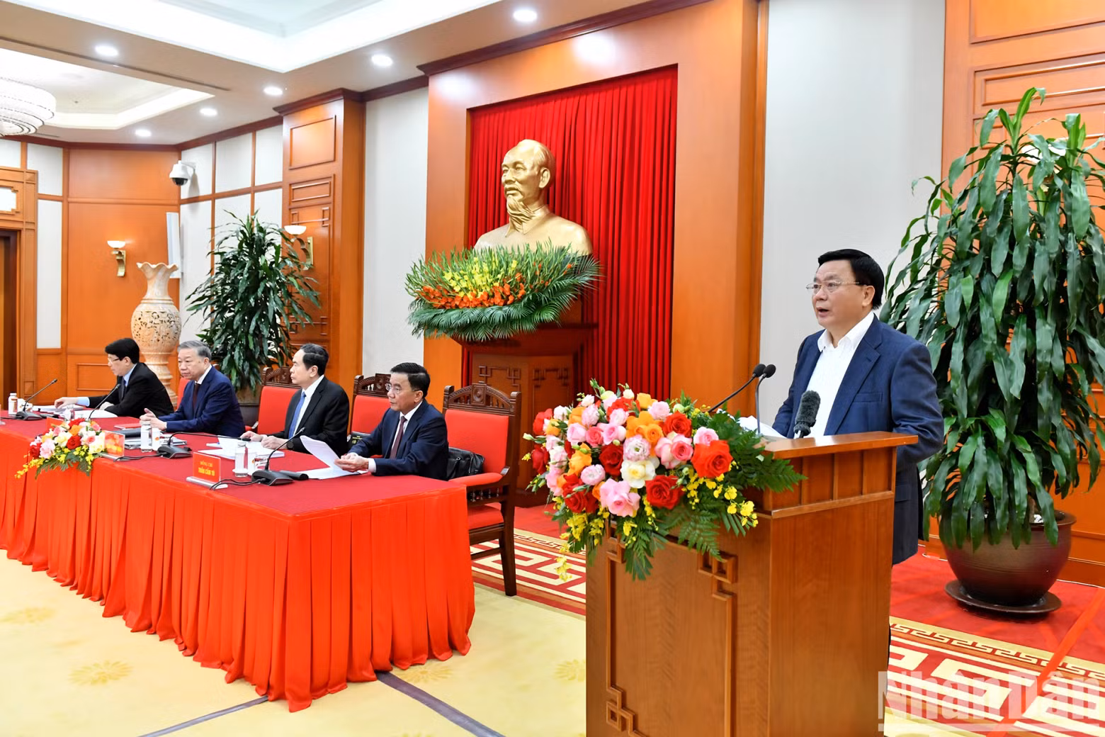 Prof. Dr. Nguyen Xuan Thang, Politburo member, Director of the Ho Chi Minh National Academy of Politics (HCMA), and Chairman of the Central Theory Council, speaks at the conference.