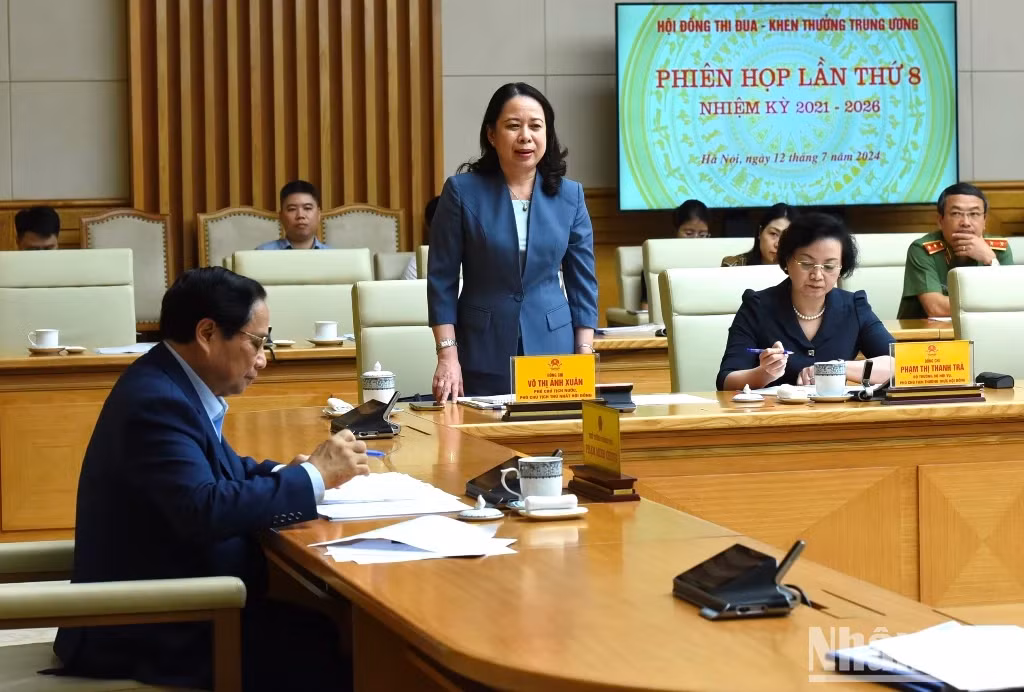 Vice President Vo Thi Anh Xuan, First Vice Chairwoman of the National Emulation-Commendation Council, delivers a speech at the meeting. Vice President Vo Thi Anh Xuan, First Vice Chairwoman of the National Emulation-Commendation Council, delivers a speech at the meeting.