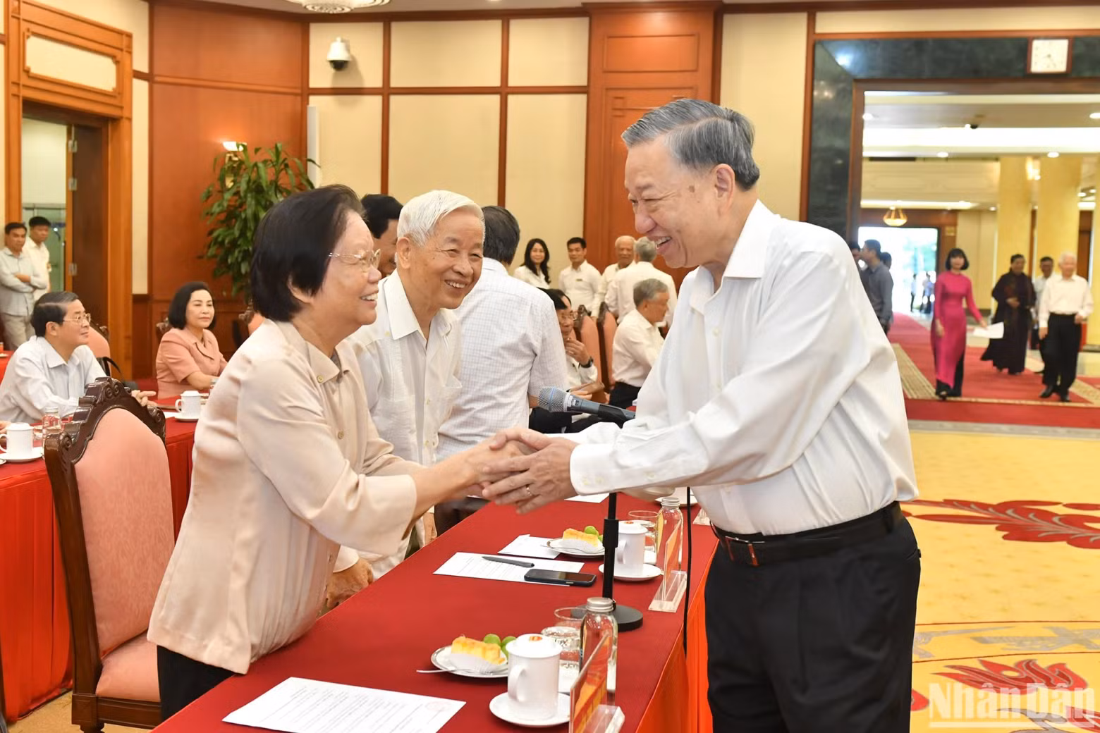 Party General Secretary and President To Lam shakes hands with the delegates attending the meeting.
