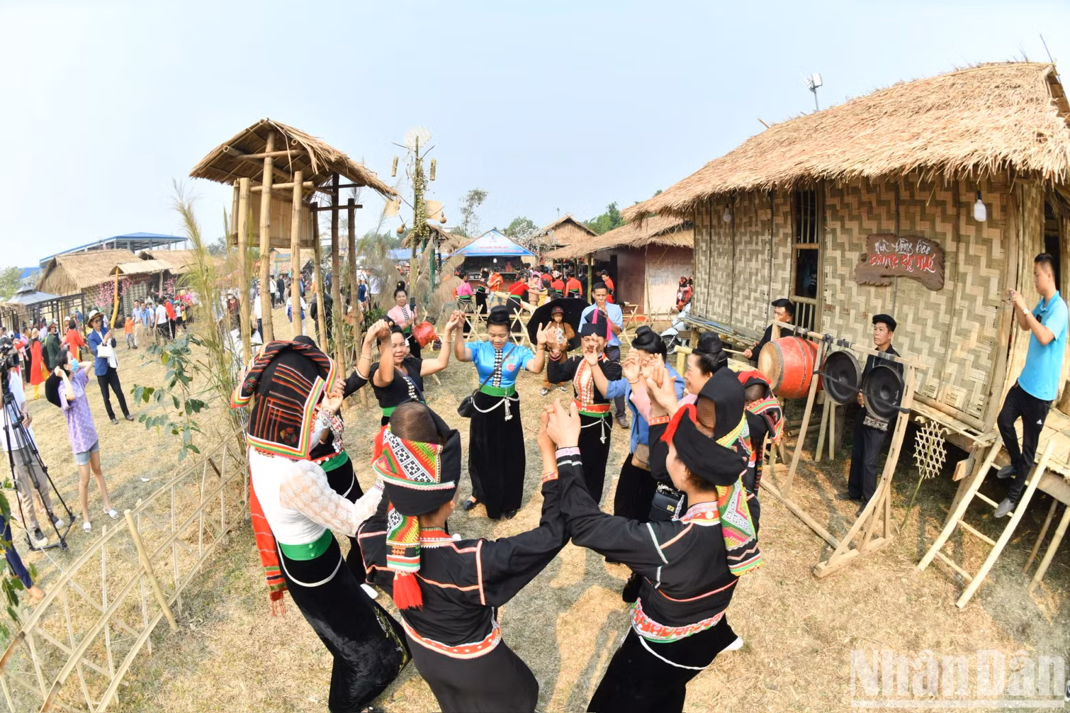 Xoe dance performance at Kho Mu ethnic group’s space.
