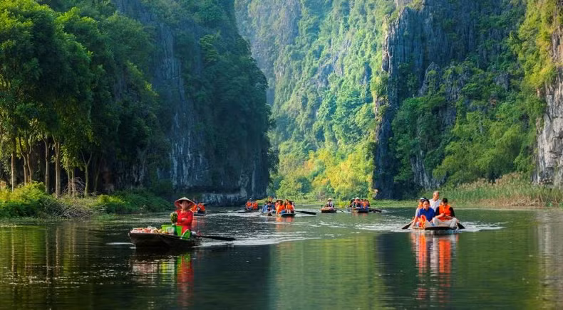 Acting as cultural and tourism ambassadors, local boat rowersguide and share the history and legends associated with each cave and scenic spot. (Photo: Ninh Binh Provincial Department of Tourism)