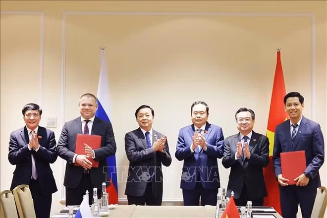 NA Chairman Tran Thanh Man and Vietnamese Deputy Prime Minister Tran Hong Ha witness the exchange of agreements between several Vietnamese and Russian companies. (Photo: VNA)