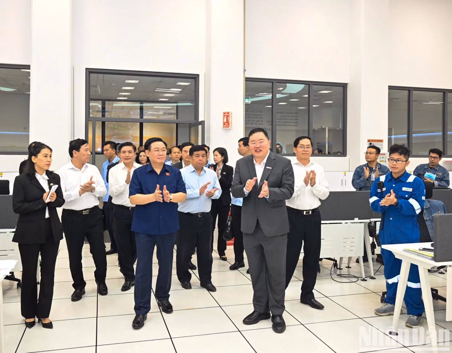 NA Chairman Vuong Dinh Hue and the delegation visit and work with the Long Son Petrochemical Complex Project’s management board.