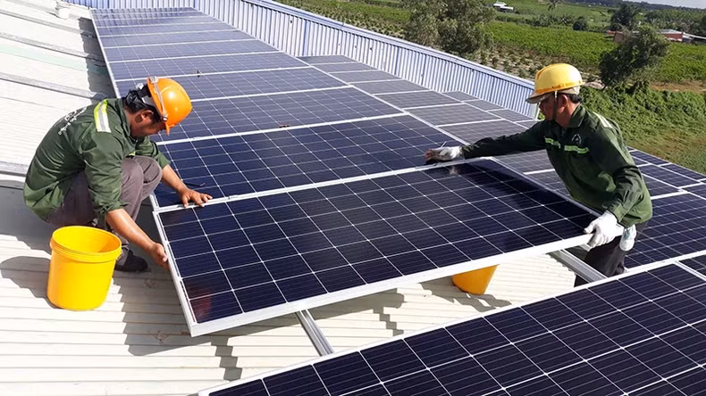 Workers are installing rooftop solar power for a factory in Tay Ninh Province. (Photo: DUC DUNG) Workers are installing rooftop solar power for a factory in Tay Ninh Province. (Photo: DUC DUNG)