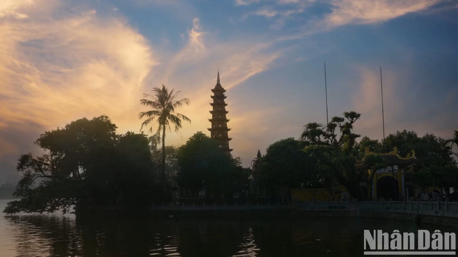 Tran Quoc Pagoda, located on Thanh Nien Street in the middle of West Lake, is an indispensable destination to enjoy the sunset. Tran Quoc Pagoda, located on Thanh Nien Street in the middle of West Lake, is an indispensable destination to enjoy the sunset.