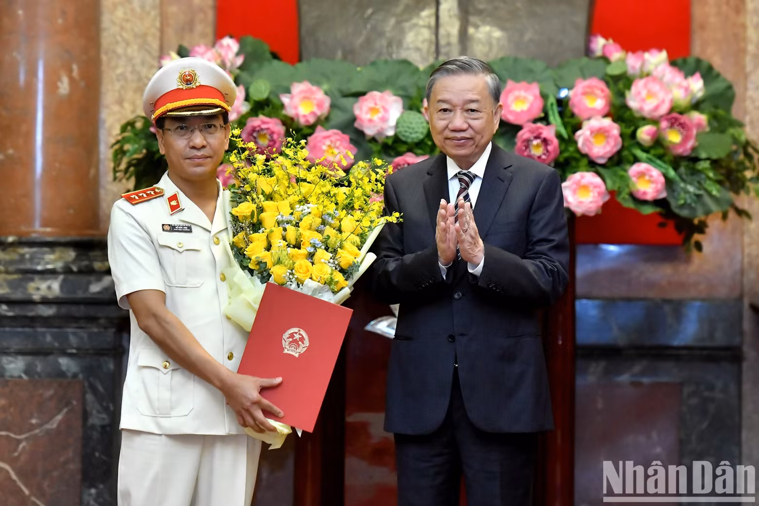 Top leader To Lam presents the appointment decision to comrade Ho Duc Anh as Deputy Prosecutor General of the Supreme People's Procuracy.