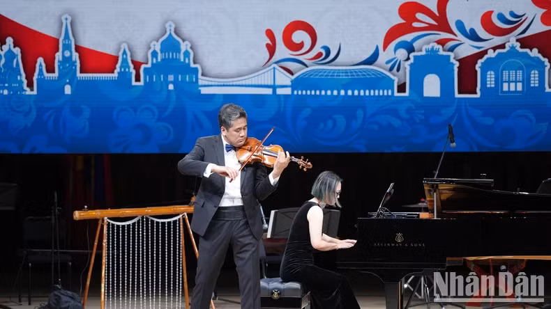 Artist Bui Cong Duy plays the violin solo. Artist Bui Cong Duy plays the violin solo.