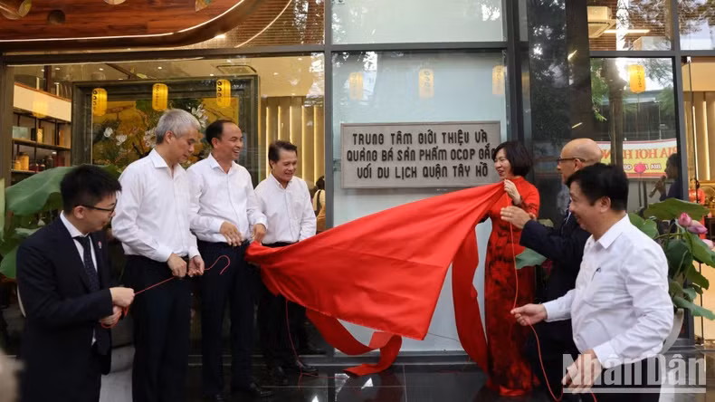 The centre serves as a venue for showcasing, introducing, promoting, connecting, and distributing OCOP products from Tay Ho District and various regions across the country. It aims to preserve and exploit traditional cultural values while promoting and attracting tourists. The centre serves as a venue for showcasing, introducing, promoting, connecting, and distributing OCOP products from Tay Ho District and various regions across the country. It aims to preserve and exploit traditional cultural values while promoting and attracting tourists.