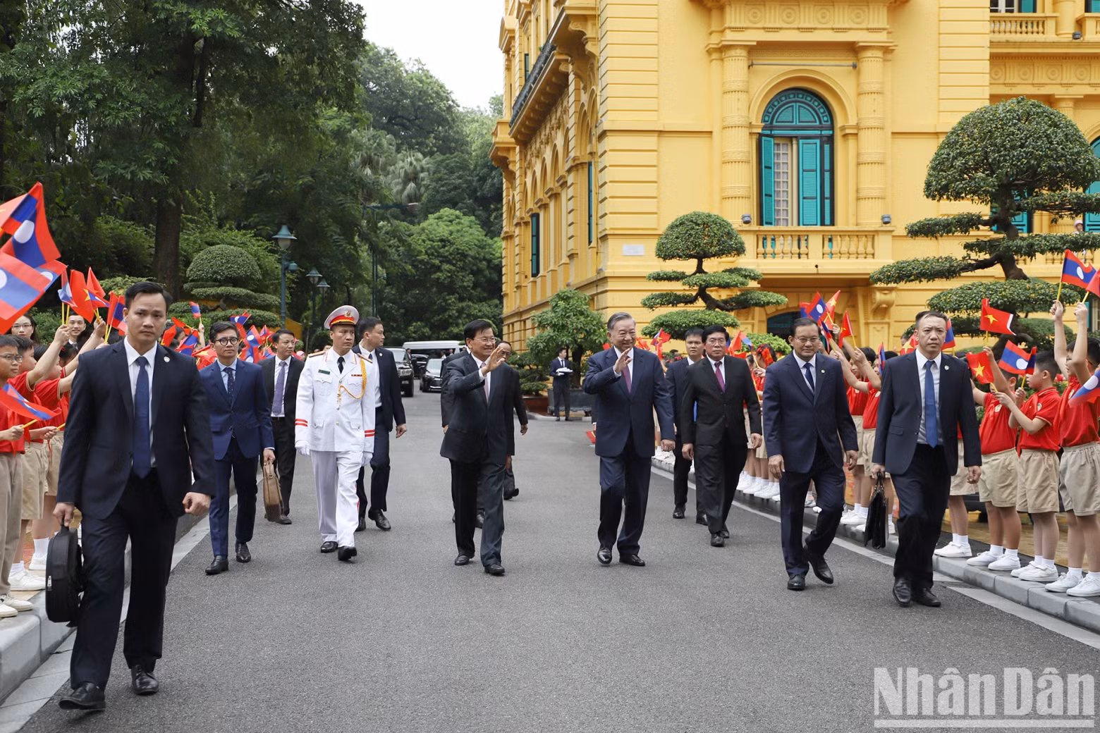 Party General Secretary and President To Lam and LPRP General Secretary and President of Laos Thongloun Sisoulith proceed to the Party Central Committee’s Office for a high-level talks between the two leaders.