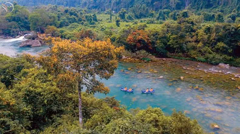 Travellers experience kayaking on the rivers and streams in Phong Nha-Ke Bang National Park. (Photo: PN)