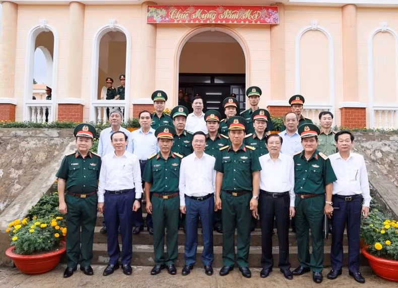 President Vo Van Thuong and other delegates pose for a photo with commanding officers of Regiment 152, Military Region 9. (Photo: VNA) President Vo Van Thuong and other delegates pose for a photo with commanding officers of Regiment 152, Military Region 9. (Photo: VNA)