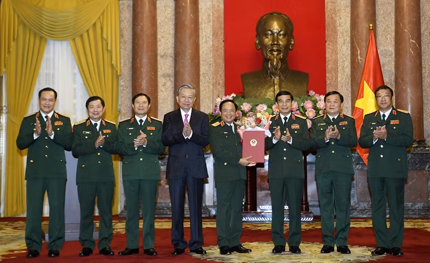 President To Lam, leaders and representatives from the Central Military Commission and Ministry of National Defence, congratulates Senior Lieutenant General Trinh Van Quyet. (Photo: qdnd.vn)