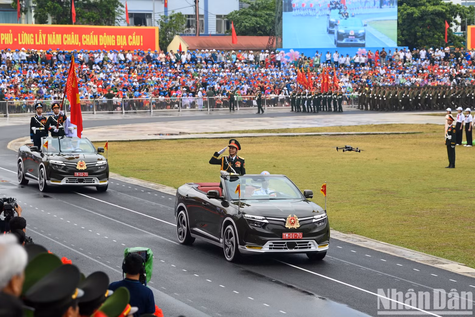 The formation of the military flag, commanded by Lieutenant General Nguyen Trong Binh, Deputy Chief of the General Staff of the Vietnam People's Army, leads the People's Army and the militia and self-defense forces.