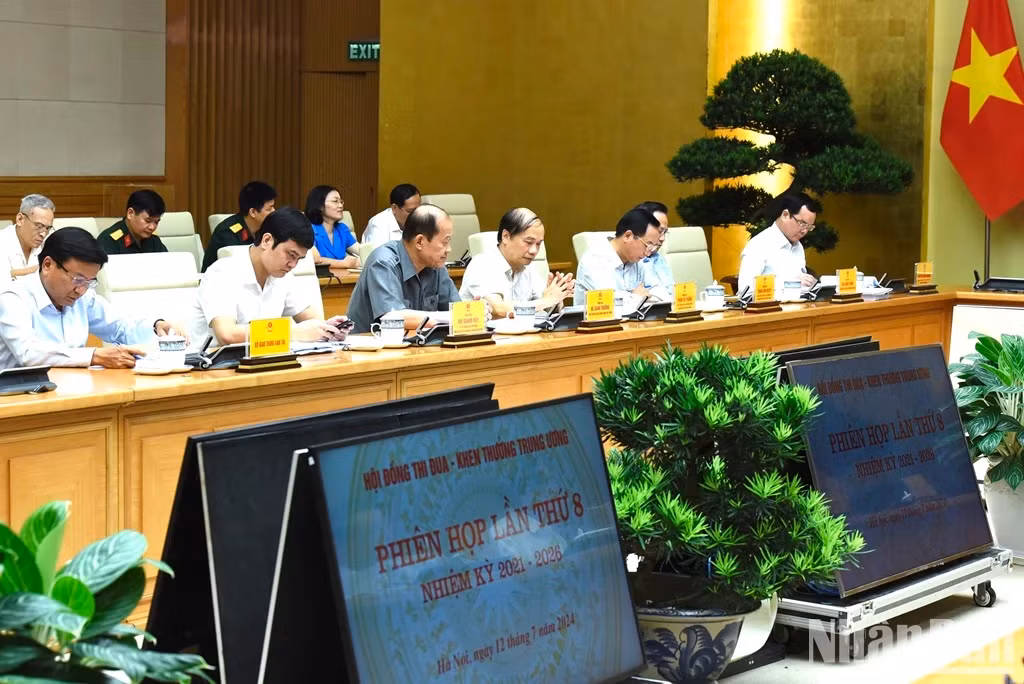 Members of the National Emulation-Commendation Council attend the meeting. Members of the National Emulation-Commendation Council attend the meeting.