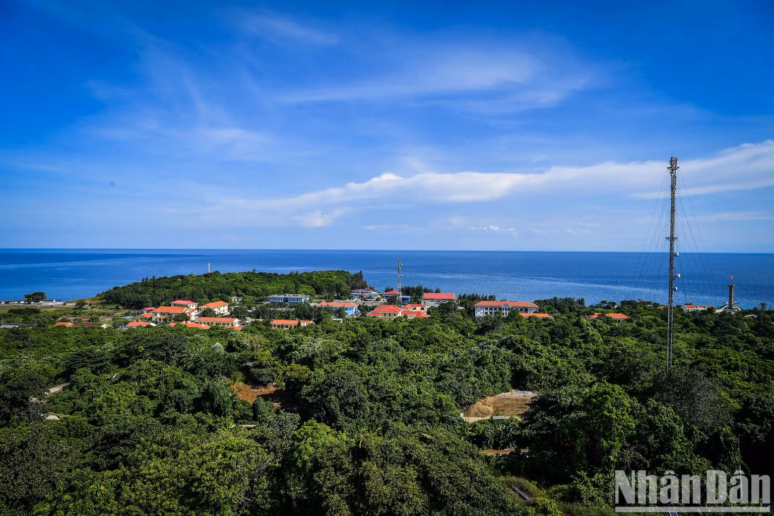 Con Co Island features stunning landscapes, fresh air, and unspoiled nature. The island is home to only 500 residents, making life there peaceful and quiet.