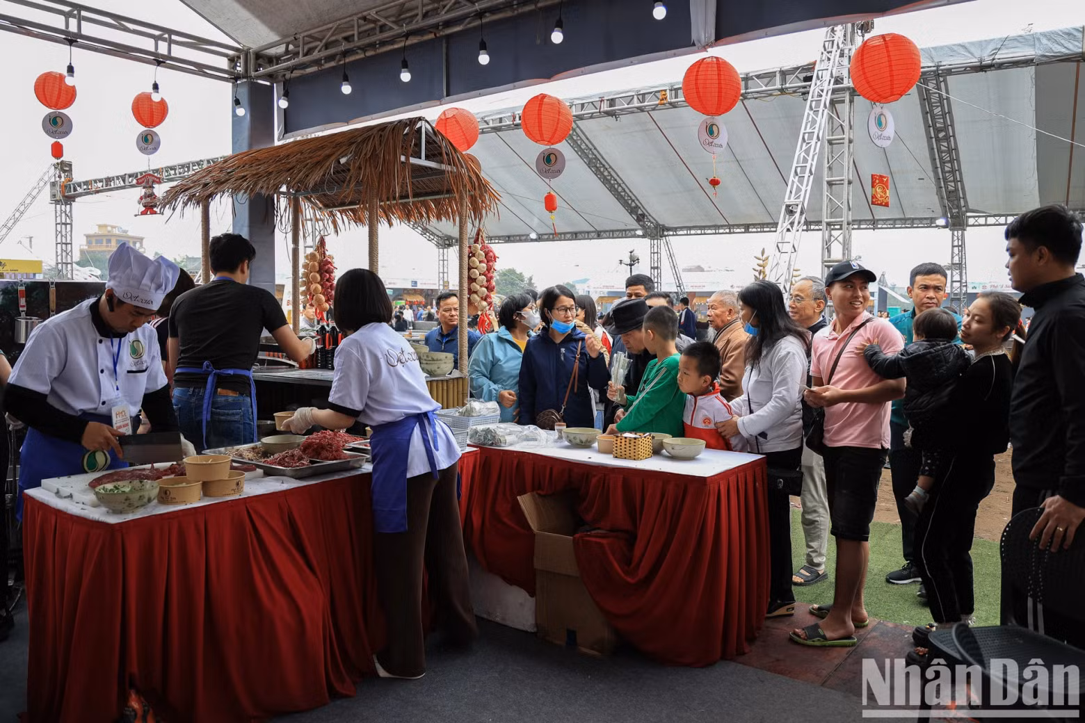On the morning of March 16, many people and tourists lined up from 8 am to redeem their coupons.