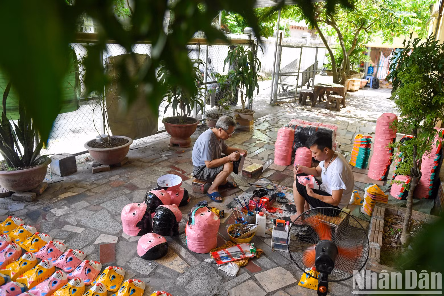 Vu Huy Dong, who has been in the craft for over 40 years, shared that about ten years ago, traditional toys struggled to compete with imported toys, but in recent years, traditional toys have been making a strong comeback.