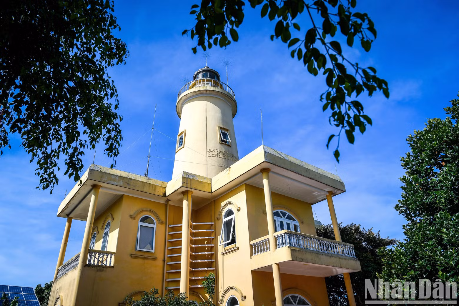 Crossing through the Con Co forest leads to the lighthouse, the highest point on Con Co Island. From the top of the lighthouse, visitors can enjoy a panoramic view of the island and the surrounding crystal-clear sea.
