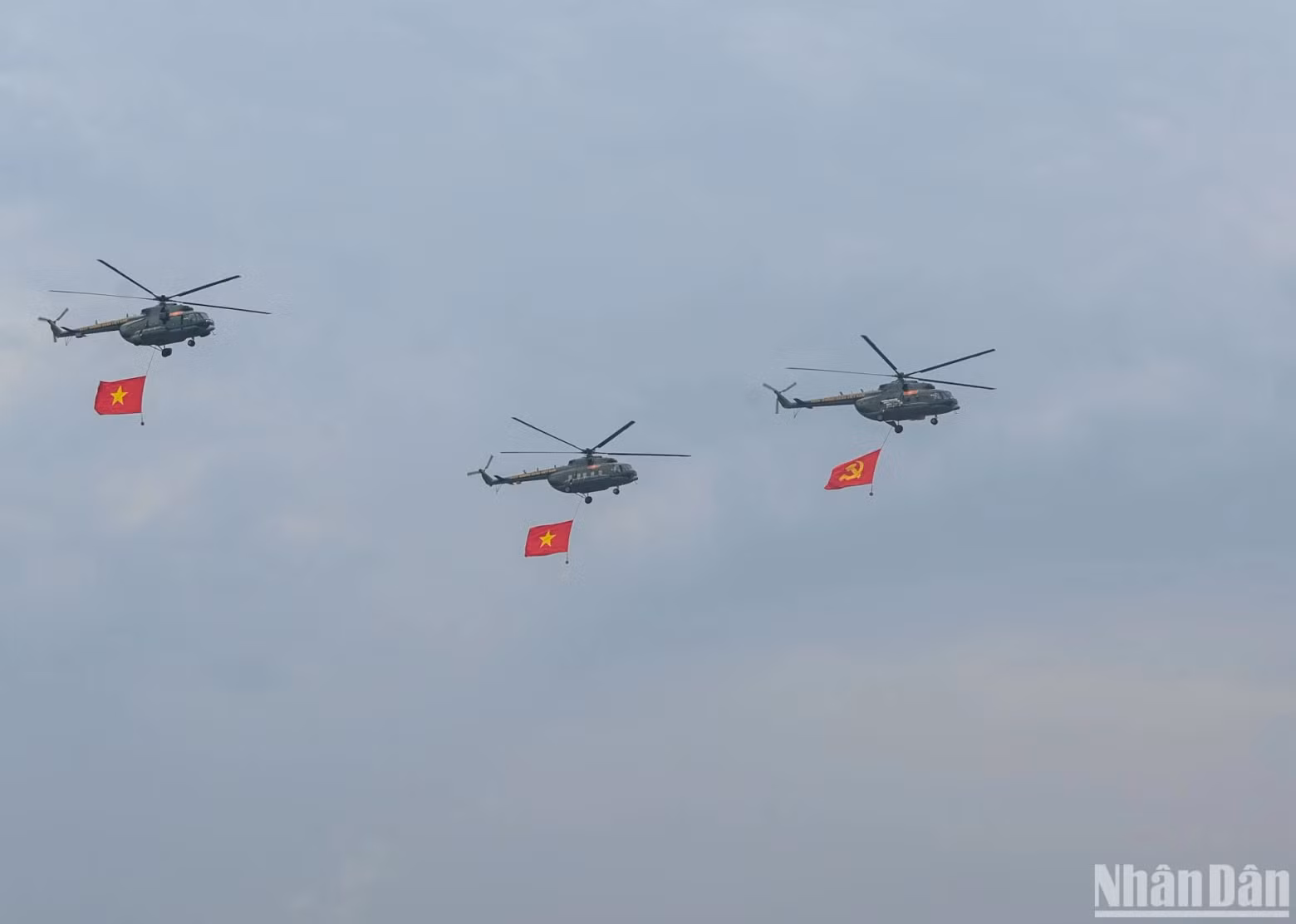 The parade began with helicopter squadrons of the Air Force and Air Defence under the Vietnam People's Army, carrying the Party flag and the national flag, which symbolise the ideals, beliefs, bravery, wisdom, and strength of the great national unity under the leadership of the Communist Party of Vietnam and President Ho Chi Minh towards creating the Dien Bien Phu Victory.