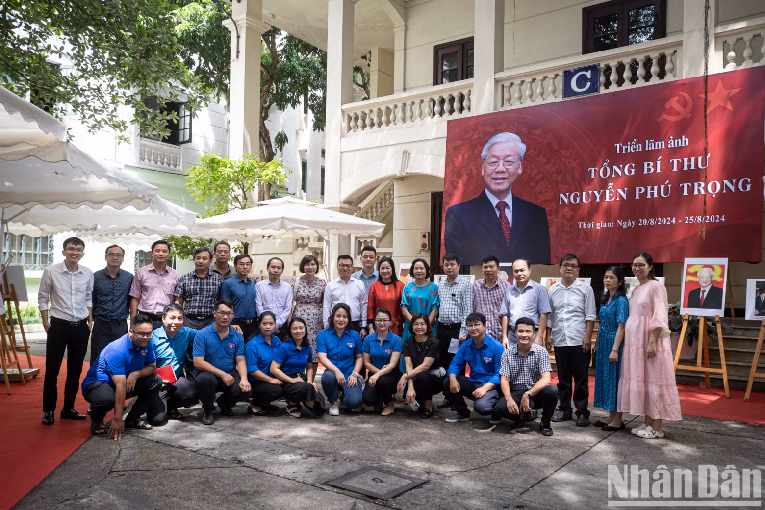 Editor-in-Chief of Nhan Dan Newspaper Le Quoc Minh poses for a photo with a delegation from the Vietnam Journalists’ Association.