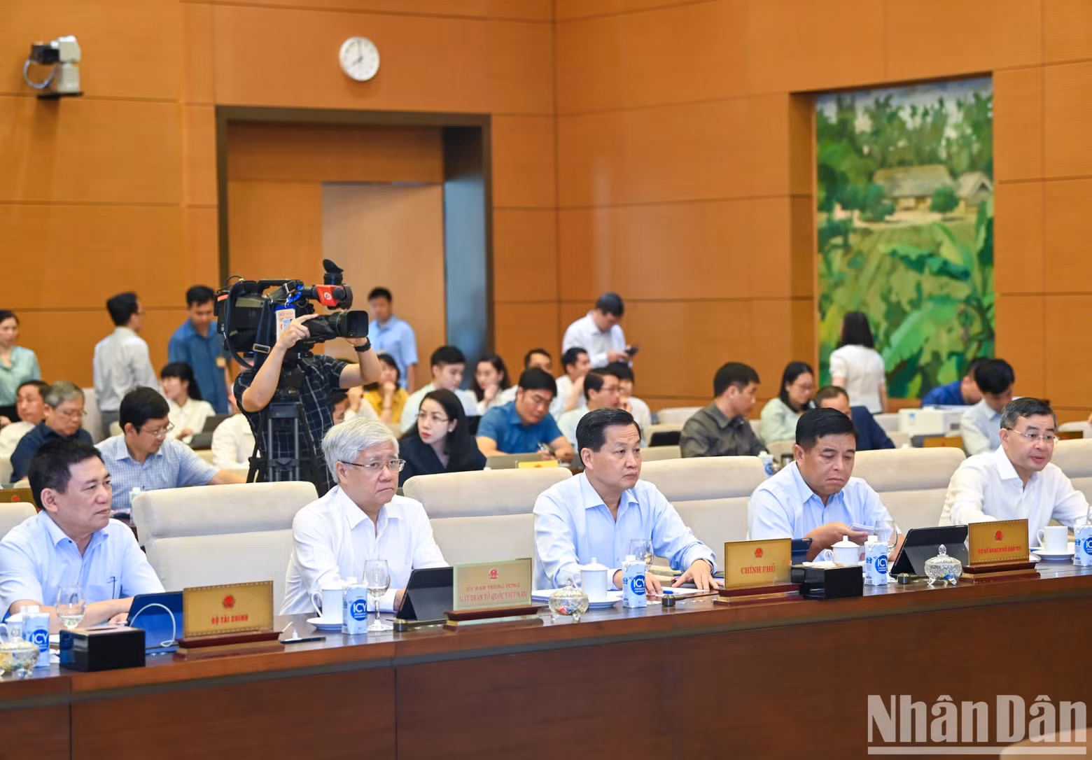 President of the Vietnam Fatherland Front Central Committee Do Van Chien, Deputy Prime Minister Le Minh Khai and leaders of ministries and central agencies attend the meeting.