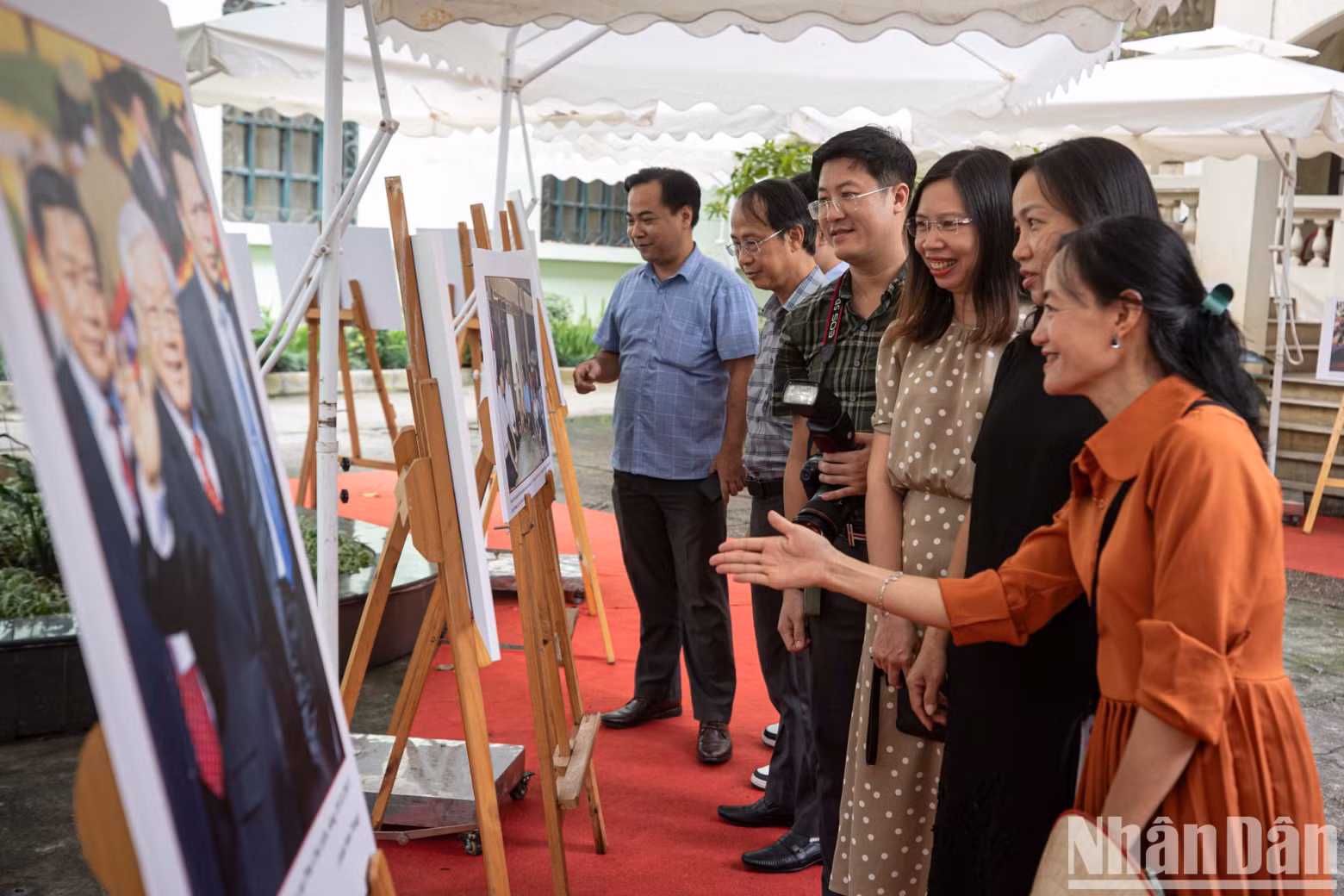 The exhibition has garnered significant interest from the people of Hanoi.