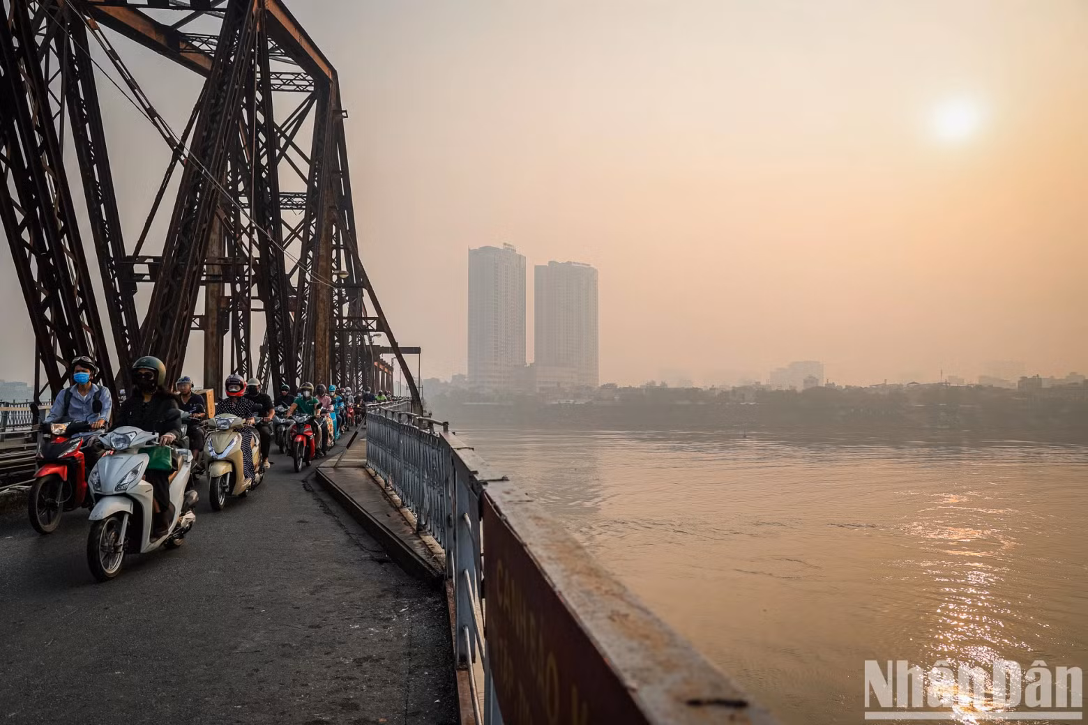 Long Bien Bridge, a "historical witness" to important milestones of Hanoi, welcomes the first rays of dawn.