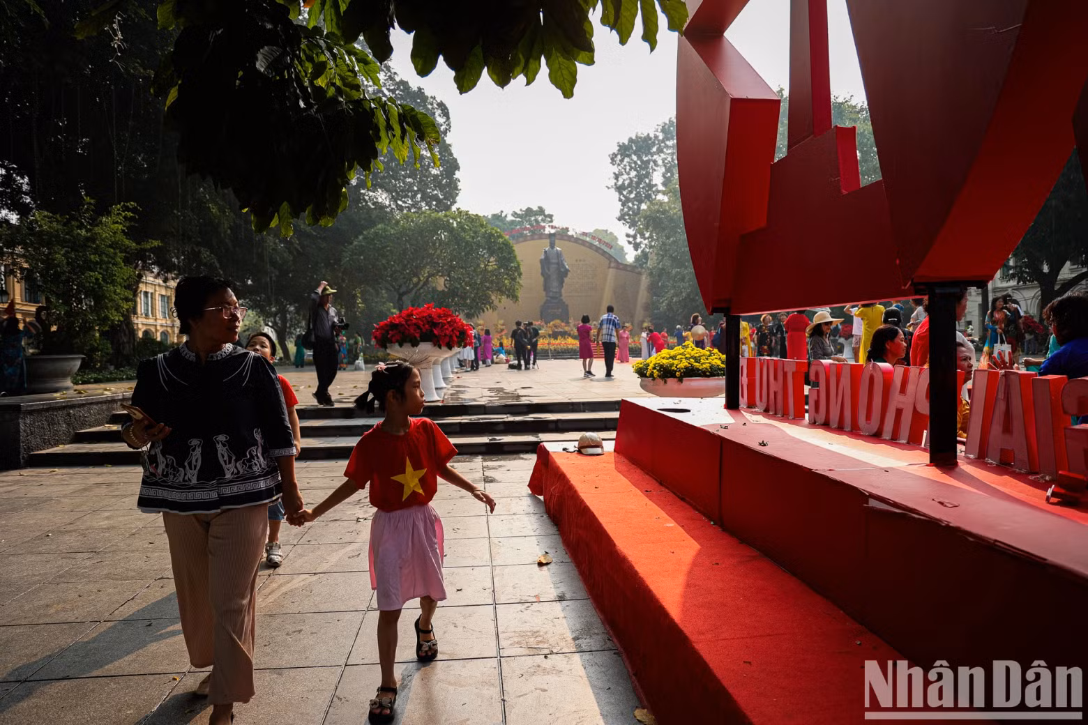 The area around the King Ly Thai To Monument attracts a large number of people who come to take photos and enjoy the atmosphere of the Liberation Day.