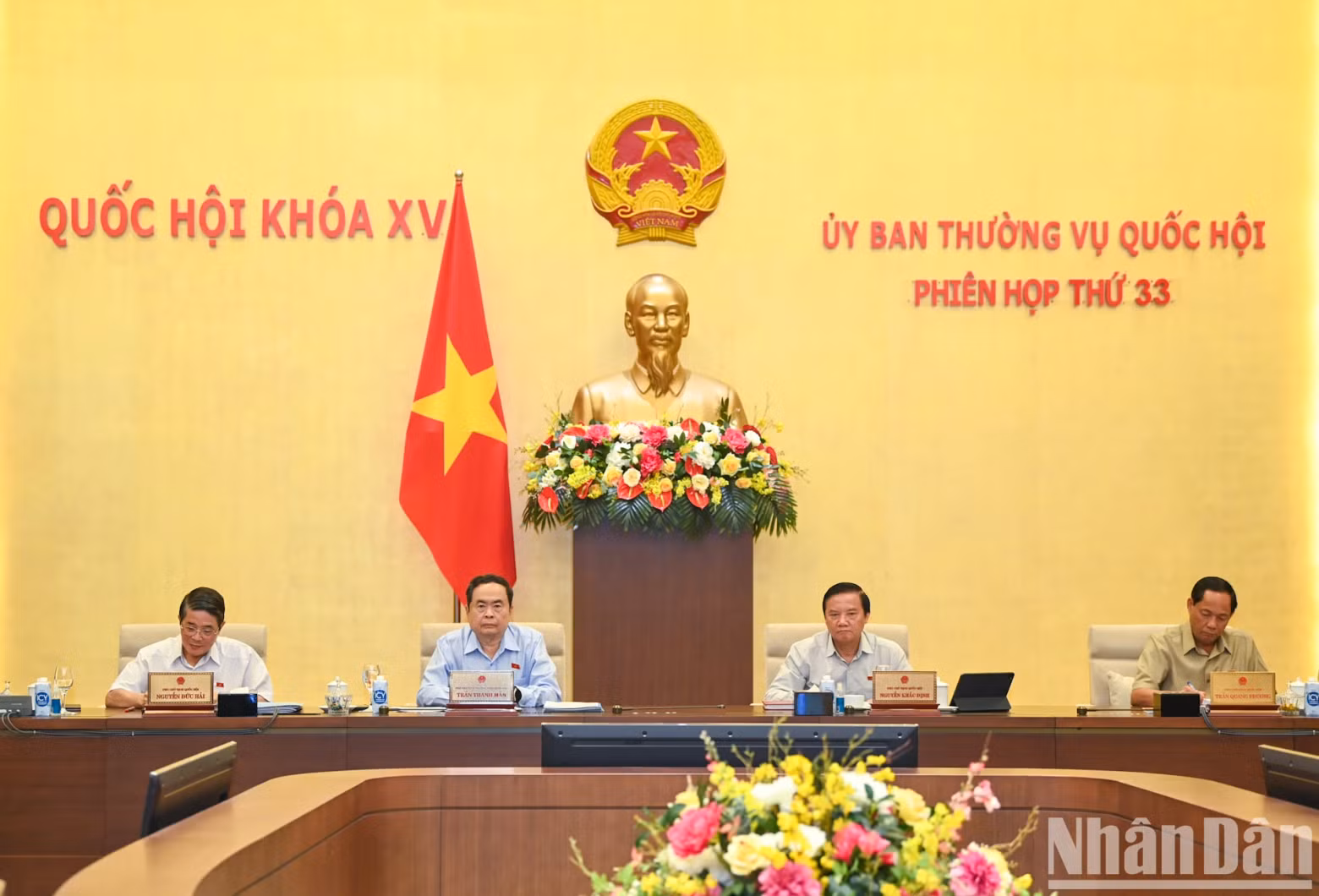 NA Standing Vice Chairman Tran Thanh Man and other NA Vice Chairmen chair the session.