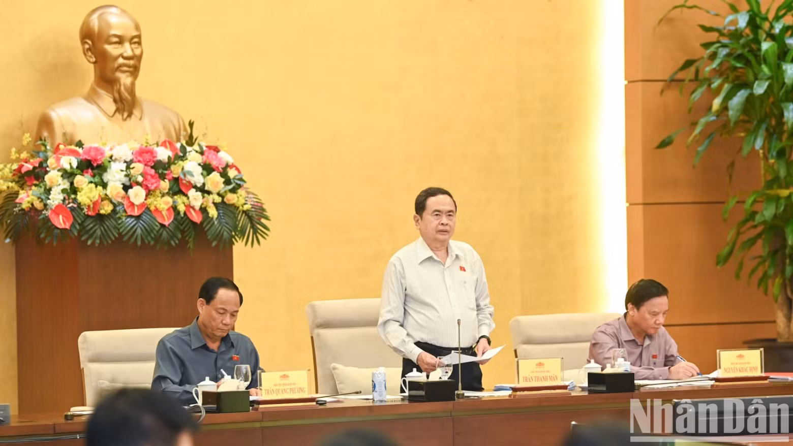 NA leader Tran Thanh Man delivers the concluding remarks for the meeting. NA leader Tran Thanh Man delivers the concluding remarks for the meeting.