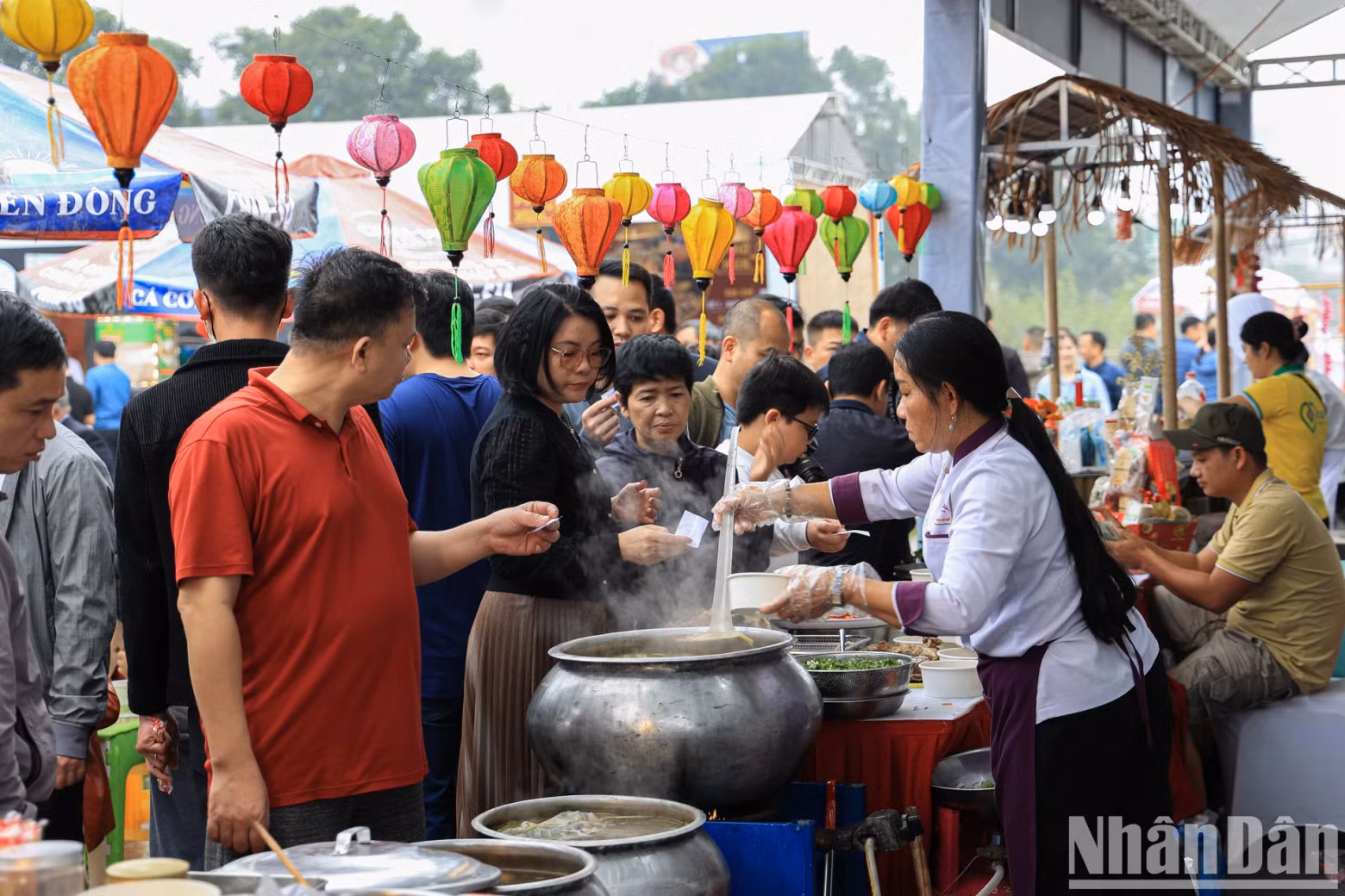 The dish of ‘pho’ from green banana flour attracts many diners with its delicious and nutritious ingredients.