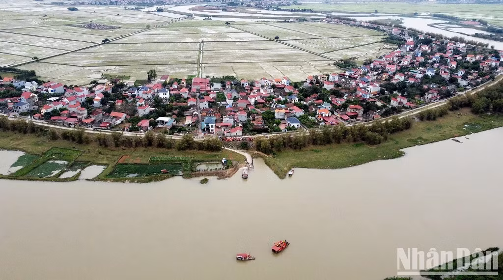 Tien La Village is located on a bow-shaped strip of land. Tien La Village is located on a bow-shaped strip of land.