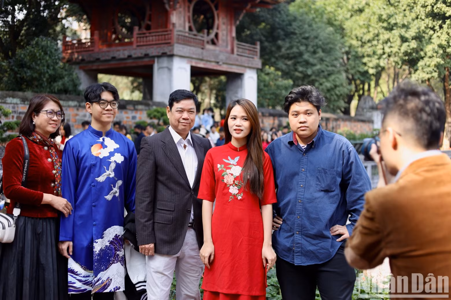 Quoc Trung (Thanh Xuan, Hanoi) and his family visit The Temple of Literature to ask for letters, pray for their career success, and capture beautiful memories on the occasion of Tet (Lunar New Year).