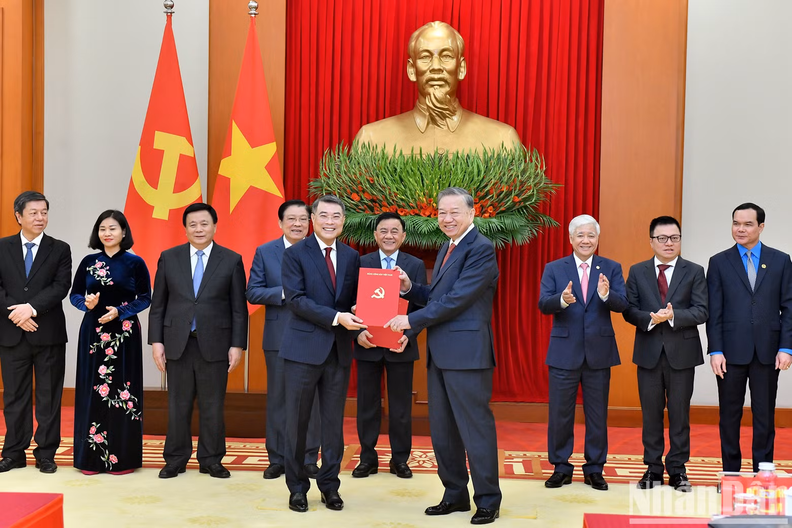 Party General Secretary To Lam presents the Politburo's decision on the functions, tasks, powers, and organisational structure of the Party Central Committee’s Organisation Commission.