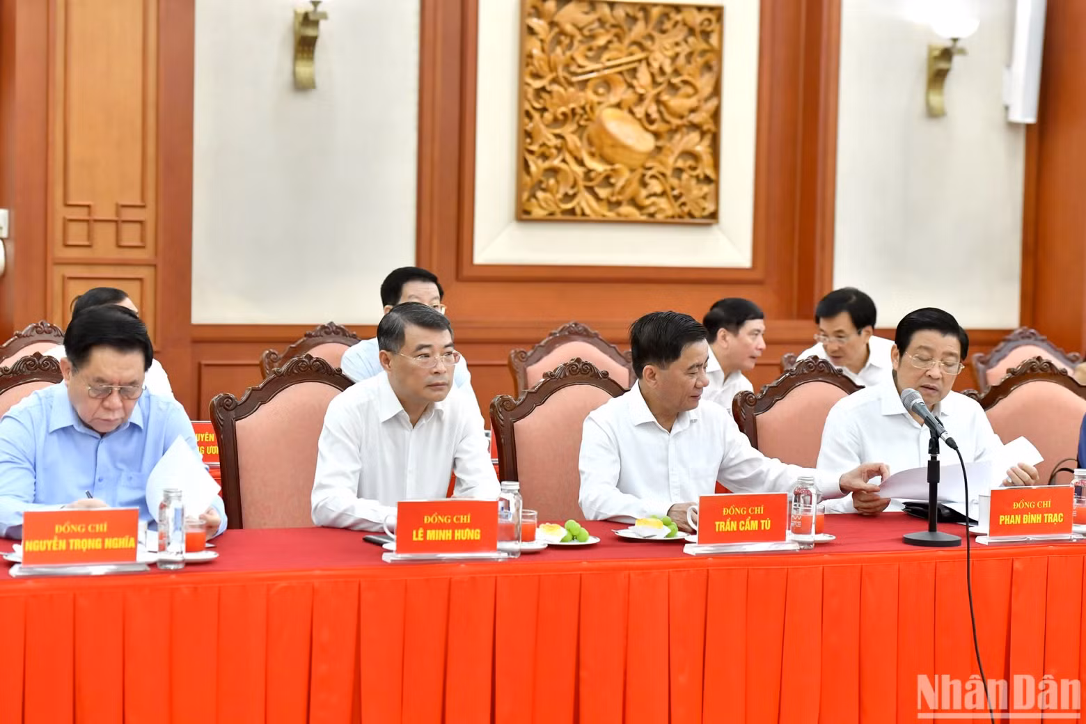 Current Party and State leaders attend the meeting.