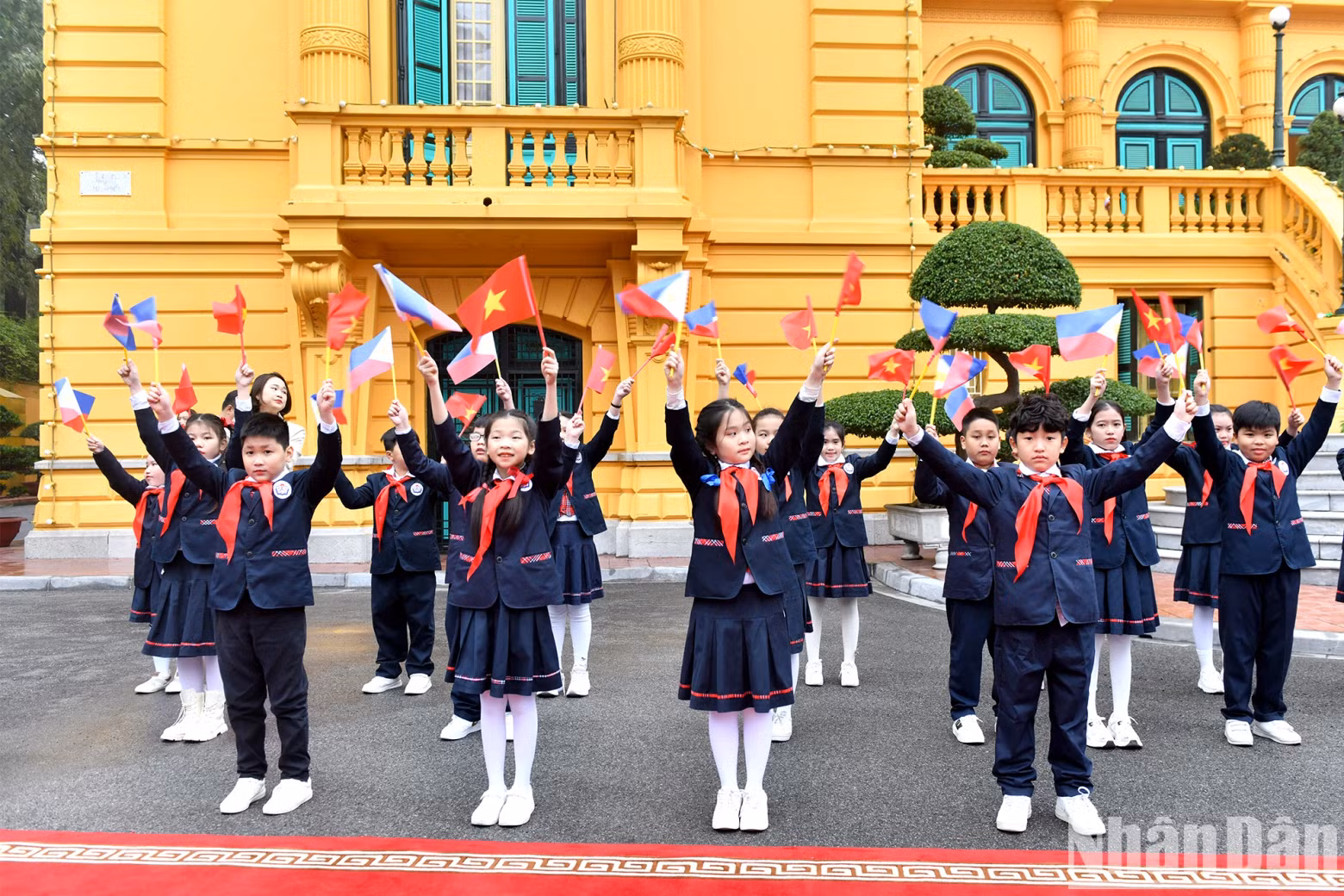 Hanoi children welcome Philippine President Ferdinand Romualdez Marcos Jr. and his spouse.