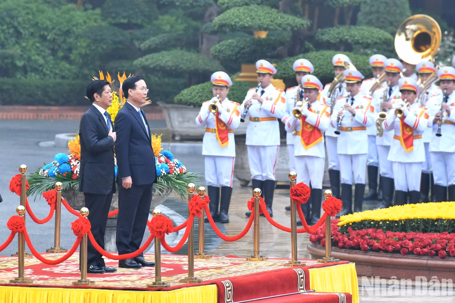The two Presidents listen to the national anthems of the two countries.