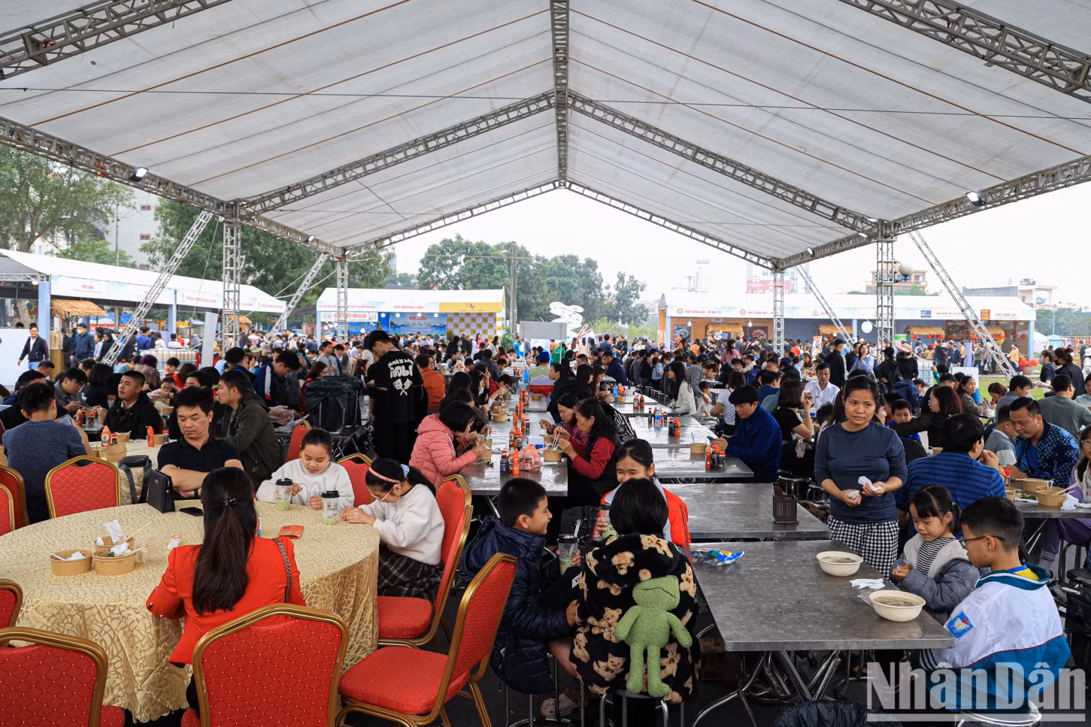 According to the organising board, nearly 5,000 bowls of ‘pho’ were sold by 9am. The 2024 ‘Pho’ Festival featured many attractive activities to promote ‘pho’ culture.