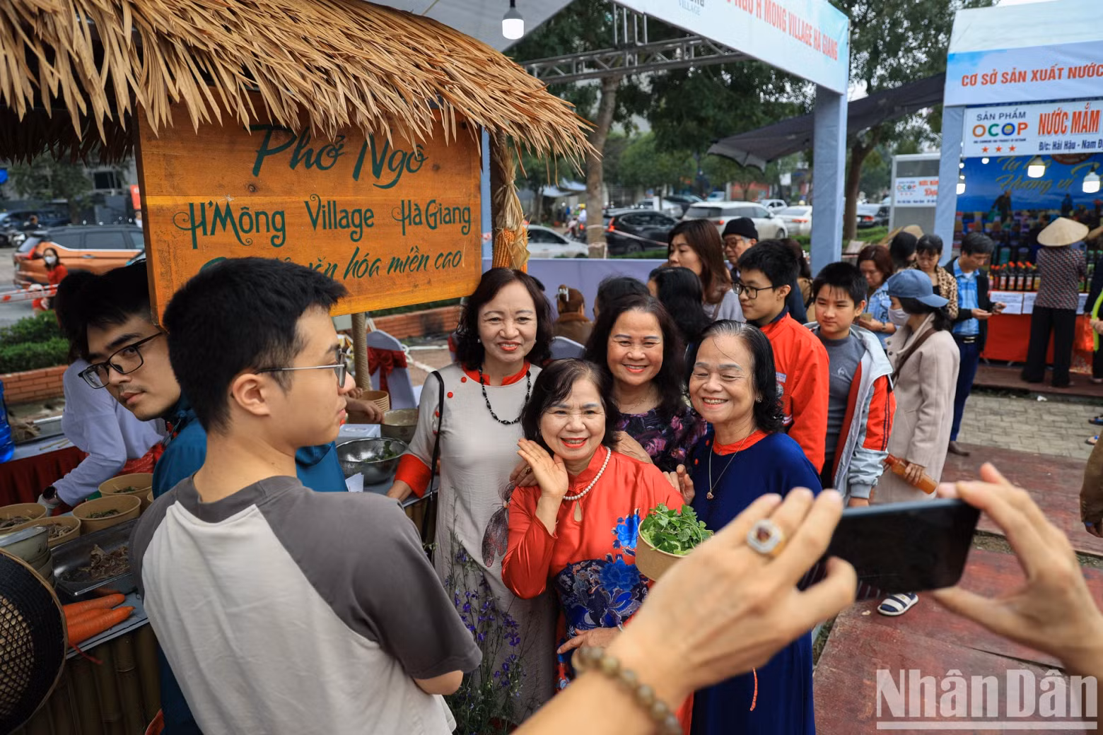 Visitors are eager to enjoy and take photos with the bowls of corn ‘pho’ (the noodles made from corn).