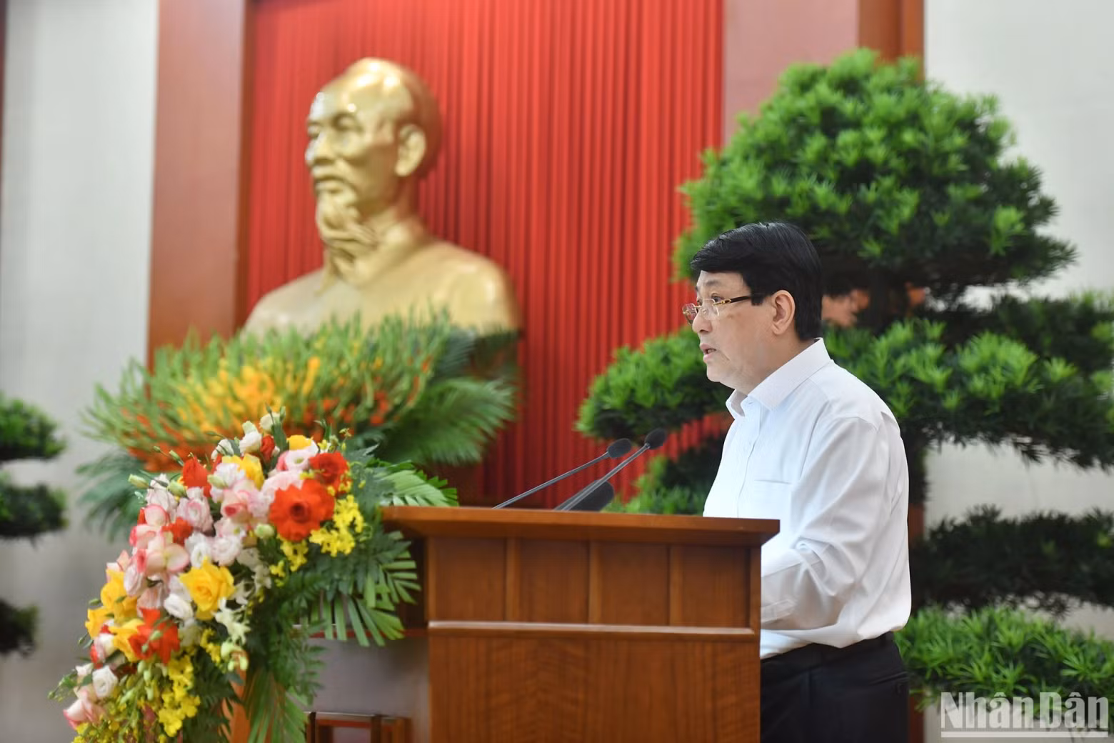 Permanent member of the Secretariat Luong Cuong presents a report at the meeting.