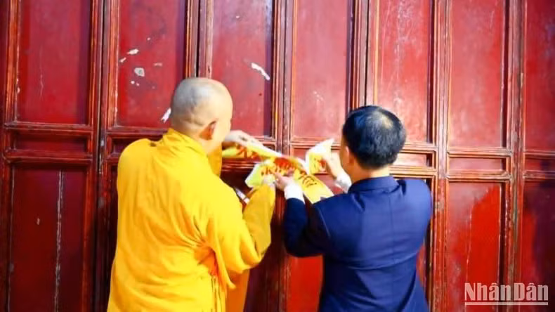 The ‘Khai Chi Mo Cua Den’ (temple door opening) ceremony, a crucial ritual during the Keo Pagoda Autumn Festival. The ‘Khai Chi Mo Cua Den’ (temple door opening) ceremony, a crucial ritual during the Keo Pagoda Autumn Festival.
