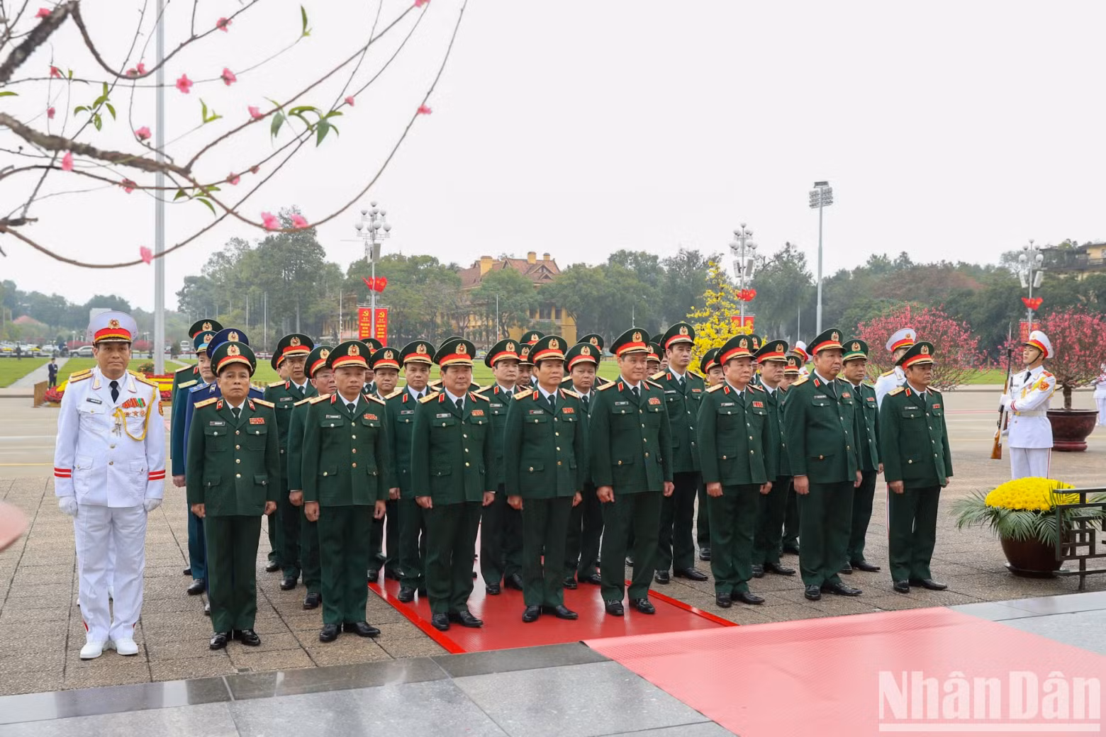 The delegation from the Central Military Commission under the Ministry of National Defence pay tribute to President Ho Chi Minh. The delegation from the Central Military Commission under the Ministry of National Defence pay tribute to President Ho Chi Minh.