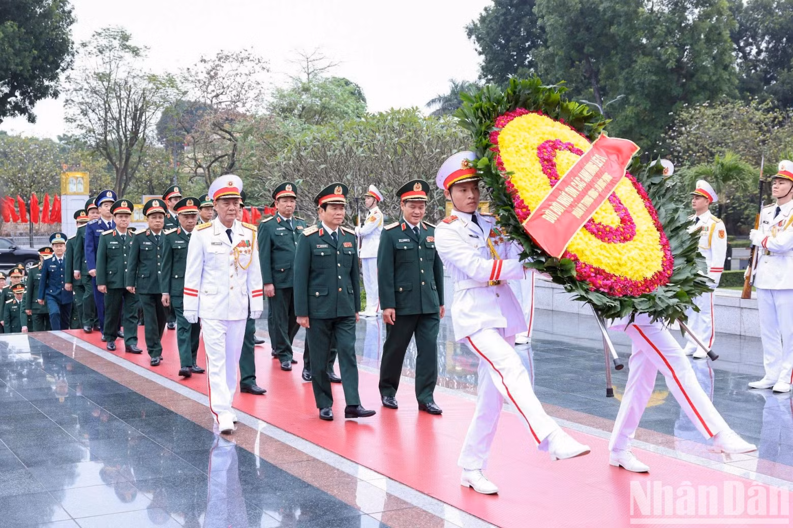 The delegation from the Central Military Commission - the Ministry of National Defence lay wreath at Monument for Heroic Martyrs on Bac Son street. The delegation from the Central Military Commission - the Ministry of National Defence lay wreath at Monument for Heroic Martyrs on Bac Son street.
