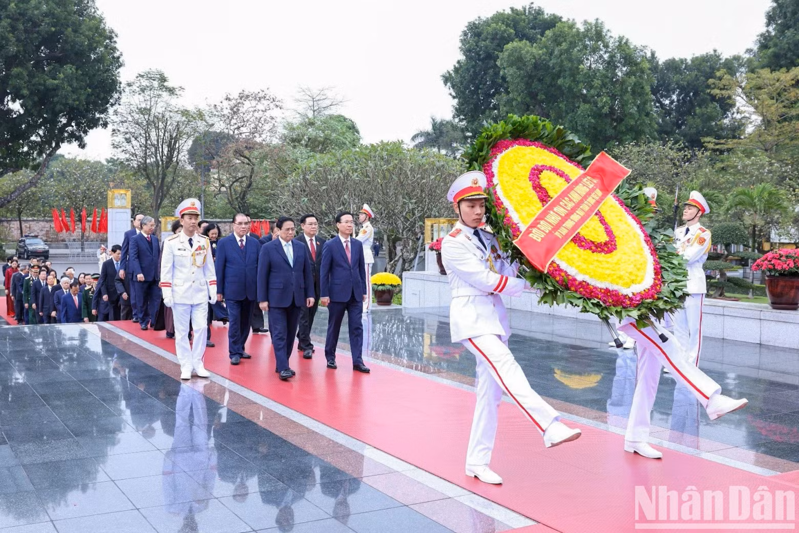 The delegation also lay a wreath and offer incense at the Monument for Heroic Martyrs on Bac Son street. The delegation also lay a wreath and offer incense at the Monument for Heroic Martyrs on Bac Son street.