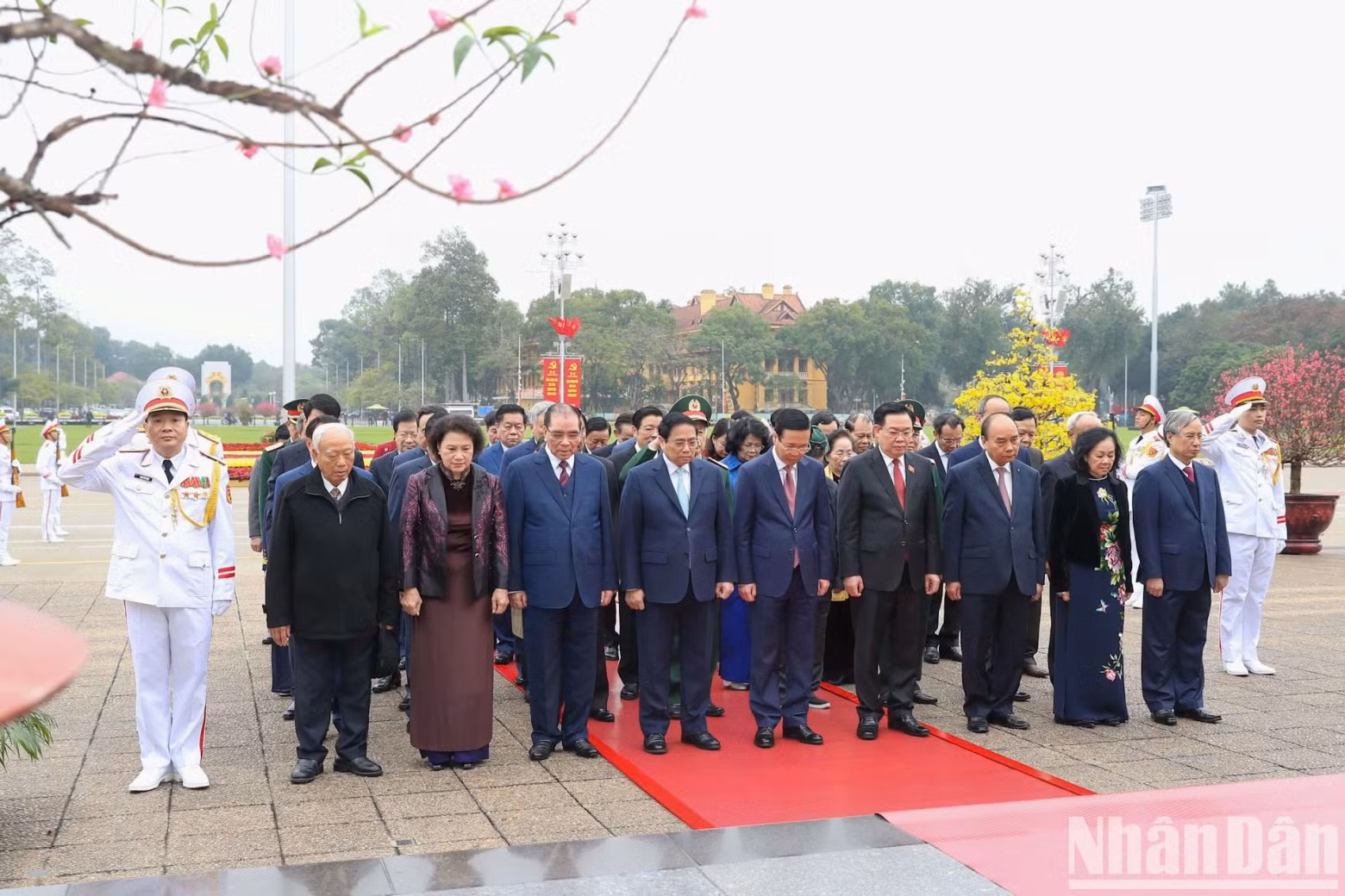 The Party and State leaders respectfully remember the merits of President Ho Chi Minh. The Party and State leaders respectfully remember the merits of President Ho Chi Minh.